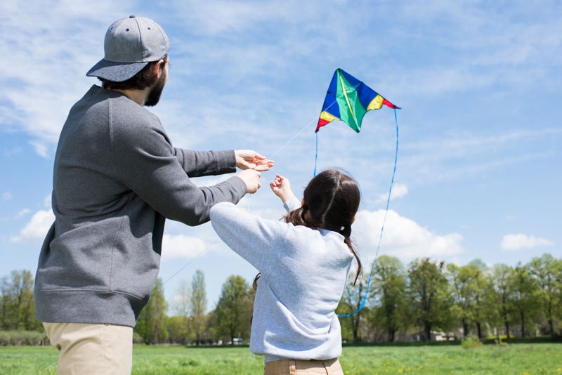 Bien-Vivre Bien vivre, père et fille jouant au cerf-volant